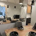 Centrally Located Glamorous Bright Apt Near Bazaar