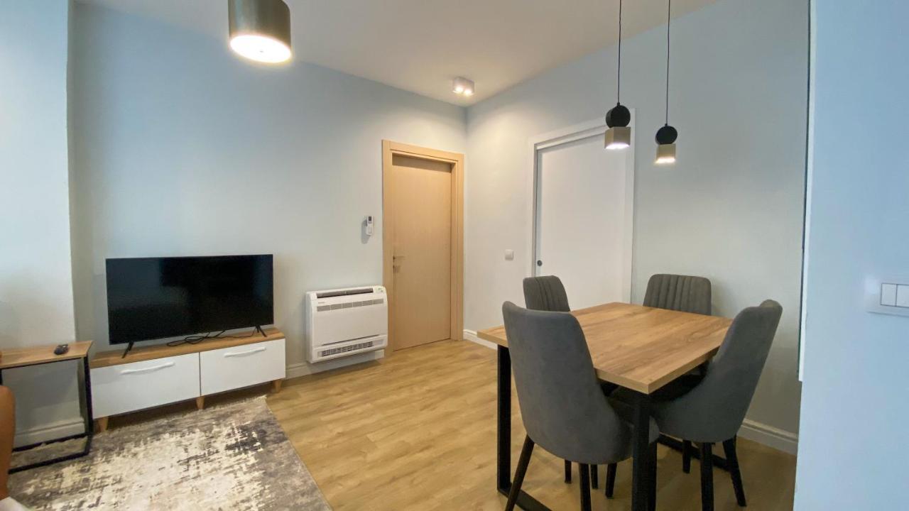 Centrally Located Glamorous Bright Near Bazaar Apartamento Tirana